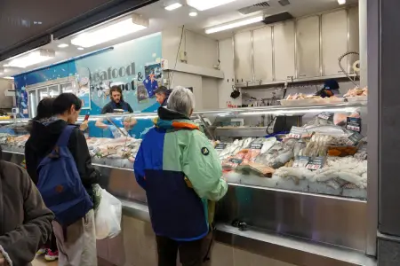 Sección de supermercado con productos del mar