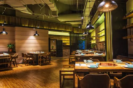 Interior de restaurante con compra mayorista de pescados y mariscos